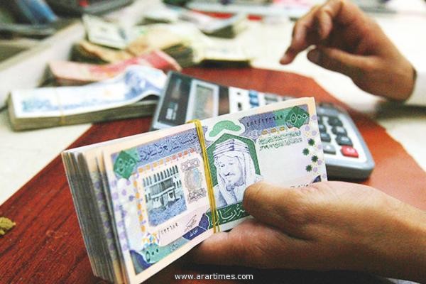 مغردون يطالبون البنوك بإعفاء المواطنين من قسط