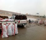 “أمطار عرعر وبردها” تُشعل سوق الحطب