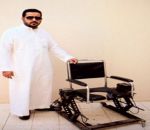 شاب يخترع كرسيا متحركا لأمه