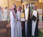 الطالب هيثم الرويلي يكرم معلميه