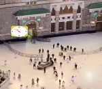 ارتطام سيارة في احد ابواب المسجد الحرام