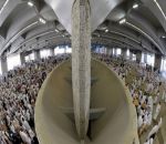 الحجاج يرمون جمرة العقبة يوم النحر