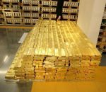 صعود الدولار يهبط بسعر الذهب