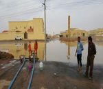 بالصور أمانة الشمالية تسحب تجمع الامطار