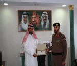 مدير شرطة المنطقة يكرم عمدة حي الناصرية
