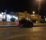 سيارة تعلق على الرصيف بأحد شوارع عرعر